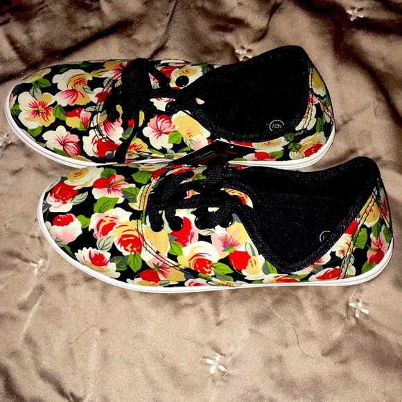 Floral Canvas Shoes - Picture 2 of 4